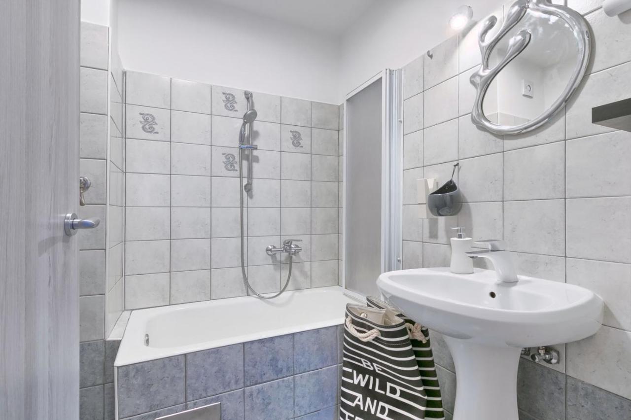 Modern Oasis Apartment Пула Екстериор снимка